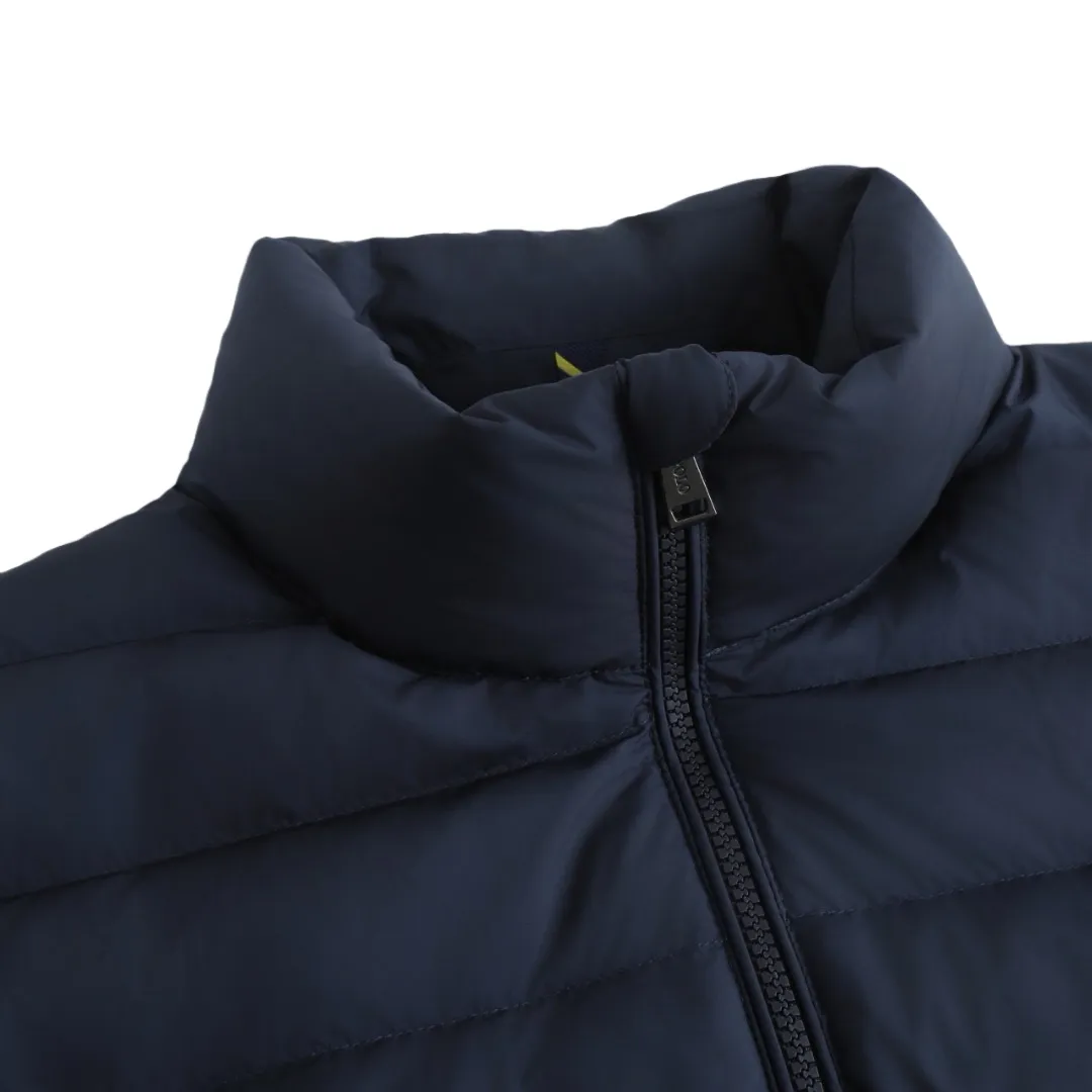 P900 Ralph Lauren Pony Embroidered Stand Collar Lightweight Down Jacket (Navy Blue) The fabric is made of nylon fabric with good windproof and waterproof properties, which can effectively block the intrusion of wind and rain from the outside and keep the inside dry. It is suitable for wearing in humid or rainy environments. The high-quality filling is made of 90 white duck down with a weight of 260g, ensuring excellent thermal insulation performance. After strict screening and processing, the velvet is not easy to get drilled, ensuring durability. The red label on the chest is made with an imported MECLO embroidery machine. The original pattern is scanned first, and then high-quality silk thread is used to make a pattern. The density effect is adjusted by continuous pattern making. The details are processed and the exquisite zipper design is simple and elegant, easy to operate. The closing design of the cuffs and hem effectively prevents the intrusion of cold wind and improves the warmth and comfort of wearing. Size:S-M-L-XL